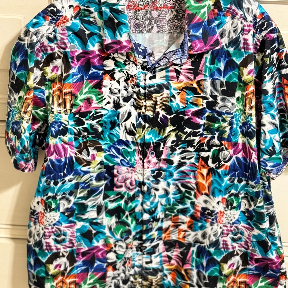 Men’s Robert Graham short sleeve shirt.